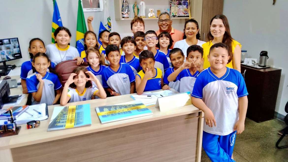 Alunos de escola do SESC são recepcionados pelo presidente Daniel Jackson em visita à Câmara