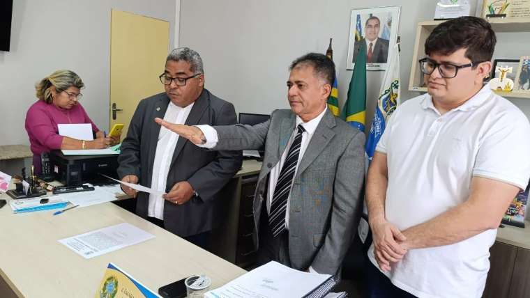 Vereador Batista do Catanduvas toma posse e fecha composição da 20ª Legislatura