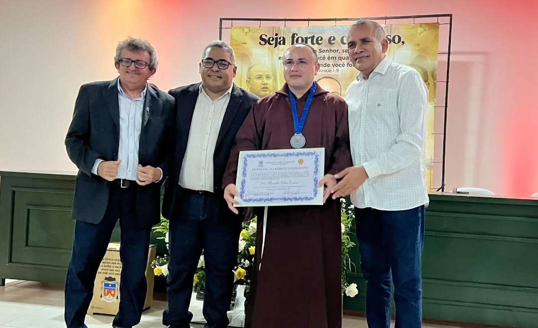 Frei Alexandre Veloso recebe Título de Cidadania Parnaibana e Medalha do Mérito Legislativo