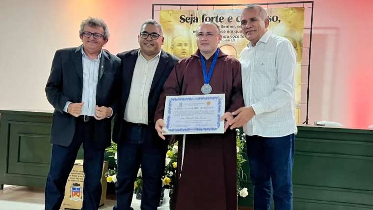 Frei Alexandre Veloso recebe Título de Cidadania Parnaibana e Medalha do Mérito Legislativo